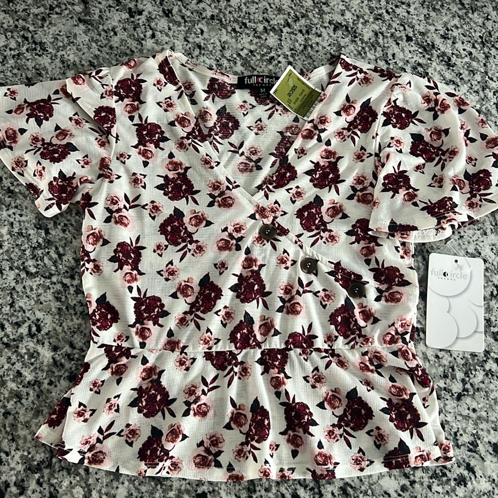 NWT, Full Circle short sleeve, size M, rose pattern